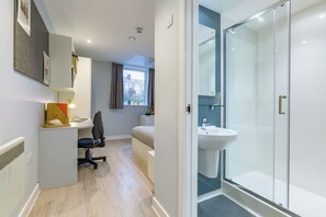 Quarto solteiro, para não fumantes | Banheiro | Produtos de toalete grátis, toalhas de banho, sabonete, shampoo