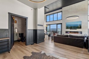 Smart TV, fireplace, ping pong - Skycrest Vista ~ Indoor Pool ~ Highest Elevation on Thunder Mountain (Sevierville)