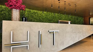 Un mostrador de recepción de diseño moderno, con formas geométricas y superficie texturizada.
