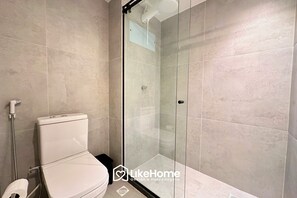 Estudio Confort | Baño | Regadera y toallas