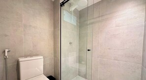 Studio tiện nghi đơn giản | Phòng tắm | Buồng tắm vòi sen, khăn tắm