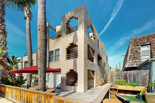 2BR Condo Steps to the Beach & Blvd-dog-friendly