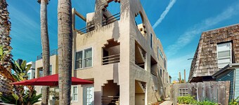 2BR Condo Steps to the Beach & Blvd-dog-friendly