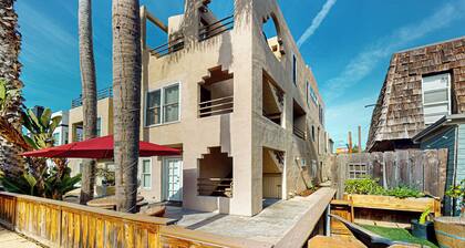 2BR Condo Steps to the Beach & Blvd-dog-friendly