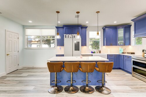 2 Mi to Dtwn Jax: Game-ready Retreat w/ Yard