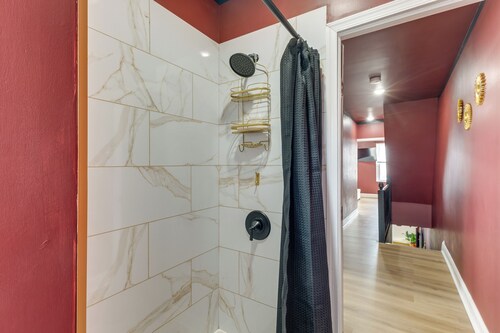 Colorful & Convenient Darby Apt, 7 Mi to Stadiums!