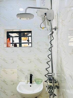 Bathroom - 1bed apt With Balcony, Tennis , Snooker and Pool (Lagos)