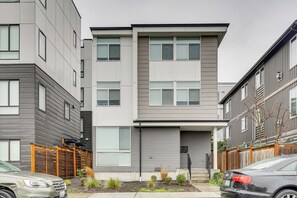 Apartment (6 Bedrooms) | Front of property - Walk to Seattle University: Centrally Located Gem (Seattle)