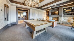 A spacious room with a pool table, a fireplace, and a television. - Beautiful Studio in Suncadia Resort (Cle Elum)