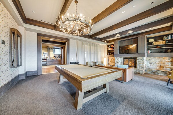 A spacious room with a pool table, a fireplace, and a television. - Beautiful Studio in Suncadia Resort (Cle Elum)