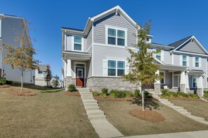 Apartment (2 Bedrooms) | Interior - 3 Mi to Lake Wylie! Modern Charlotte Townhome (Charlotte)