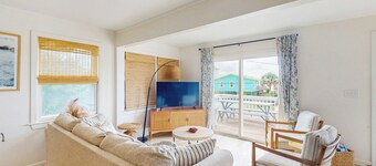 3BR Top-floor Home Steps to the Beach