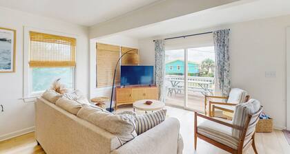 3BR Top-floor Home Steps to the Beach