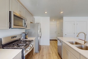 Apartment (3 Bedrooms) | Interior - 3 BR Townhouse w/ Mountain Views & Central Air (Cedar City)