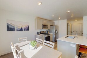 Interior - 3 BR Townhouse w/ Mountain Views & Central Air (Cedar City)