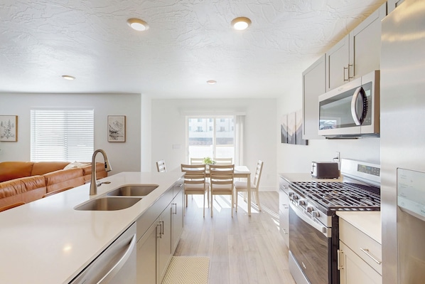 Apartment (3 Bedrooms) | Interior - 3 BR Townhouse w/ Mountain Views & Central Air (Cedar City)