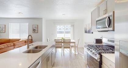 3 BR Townhouse w/ Mountain Views & Central Air