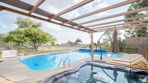 A backyard with a swimming pool and hot tub under a pergola. - 4 BR Home w/ Pool, Hot Tub, Fireplaces, Grills (Arroyo Seco)