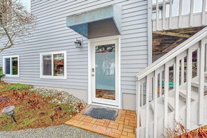 Apartment (0 Bedroom) | Interior - Studio Retreat w/ Stunning View - Close to Beaches (Camano Island)