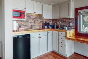 Apartment (0 Bedroom) | Interior - Studio Retreat w/ Stunning View - Close to Beaches (Camano Island)