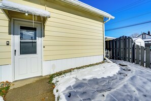 House (2 Bedrooms) | Interior - < 1 Mi to Dtwn Clawson! Family Retreat w/ Yard (Clawson)