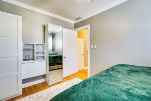 Interior - < 1 Mi to Dtwn Clawson! Family Retreat w/ Yard (Clawson)