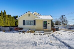 Front of property - < 1 Mi to Dtwn Clawson! Family Retreat w/ Yard (Clawson)