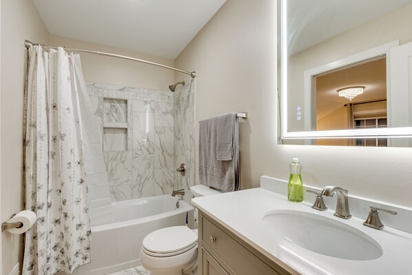 Une salle de bain avec une baignoire, des toilettes et un lavabo.