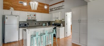 Steps to Sea! Crystal Beach Home w/ Furnished Deck