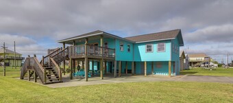 Steps to Sea! Crystal Beach Home w/ Furnished Deck