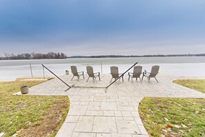 A patio with outdoor seating and a view of a frozen lake. - Casa de Nello - Charming Family Home! (Antioch)