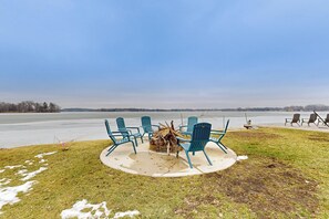 A lakeside outdoor seating area with a fire pit and chairs. - Casa de Nello - Charming Family Home! (Antioch)