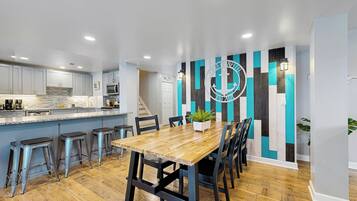 House (6 Bedrooms) | Interior
