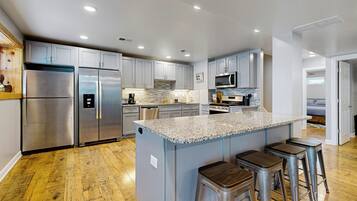 House (6 Bedrooms) | Interior