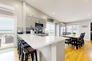 House (6 Bedrooms) | Interior