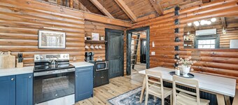 Peaceful Cabin w/ Hot Tub in Dundee: Dogs Welcome