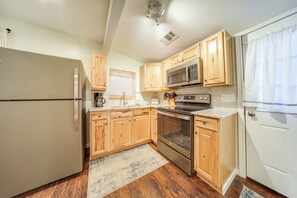 Interior - Walk to Gotl Strip! Family Cottage w/ Laundry (Geneva)