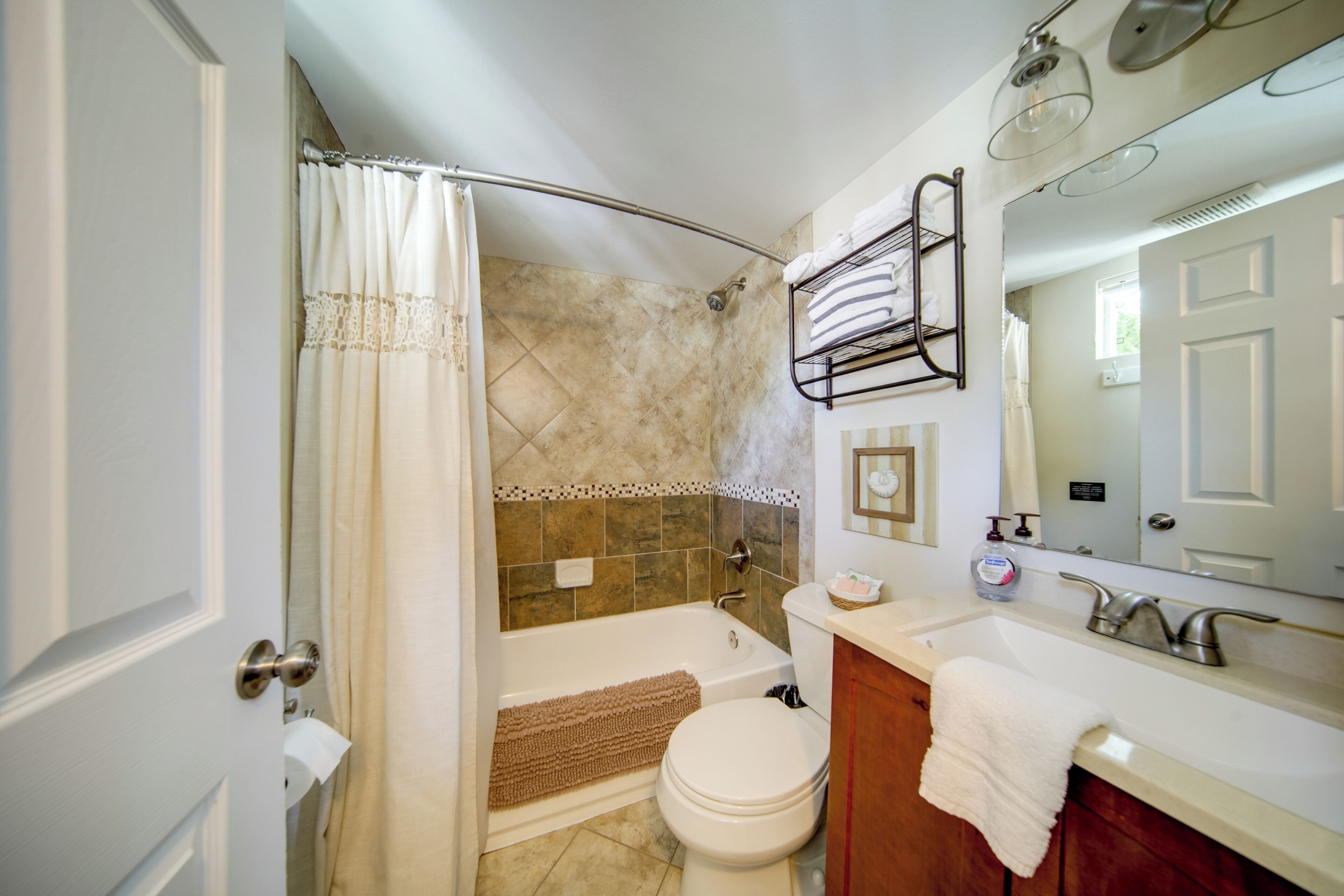 Une salle de bain avec une baignoire, des toilettes et un lavabo.