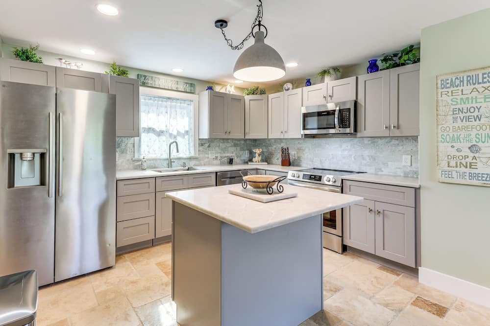Walk to Parks, Eats & Bars: Stuart Home w/ Patio
