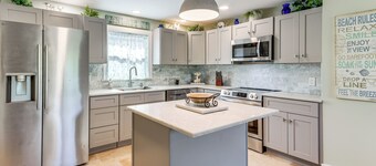 Walk to Parks, Eats & Bars: Stuart Home w/ Patio