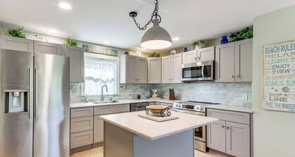 Walk to Parks, Eats & Bars: Stuart Home w/ Patio