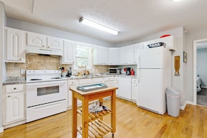 House (3 Bedrooms) | Interior - 1 Mi to Pickwick Lake! Tranquil Wooded Cabin (Iuka)