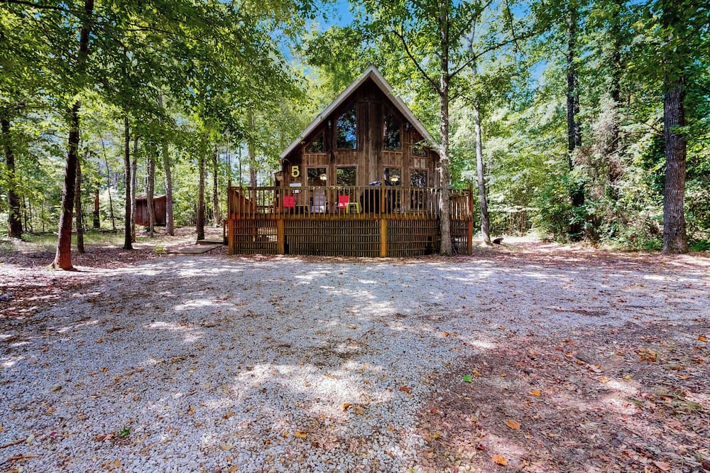 1 Mi to Pickwick Lake! Tranquil Wooded Cabin - Michie, TN