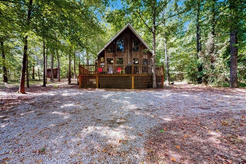 Dog-friendly, Bright Cabin w/ Deck!