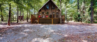 Dog-friendly, Bright Cabin w/ Deck!