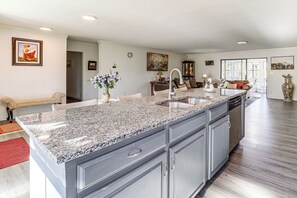 Interior - Mountain Golf Family Home w/ Deck in Spruce Pine (Spruce Pine)