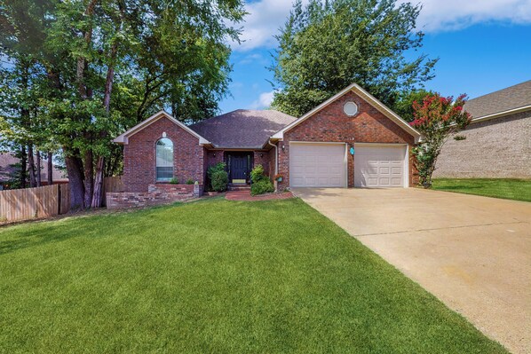 Interior - 3BR Charming House w/ Cozy Fireplace & Patio (Conway)