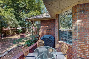 Interior - 3BR Charming House w/ Cozy Fireplace & Patio (Conway)