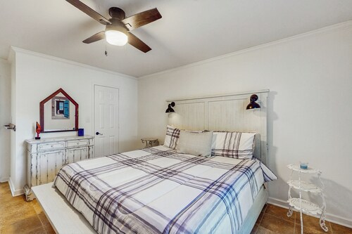 3BR Charming House w/ Cozy Fireplace & Patio