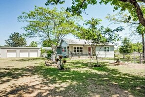 House (2 Bedrooms) | Interior - Spacious House in Charming Smithville - Dogs OK! (Smithville)